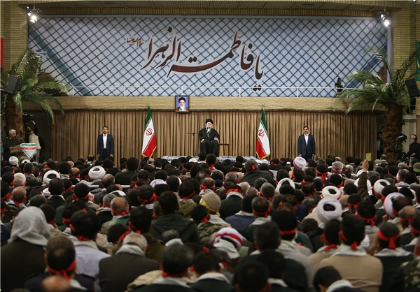 اتفاقی جالب در دیدار صمیمانه راهیان نور با رهبر انقلاب/ رنگ و بوی متفاوت در حسینیه امام خمینی
