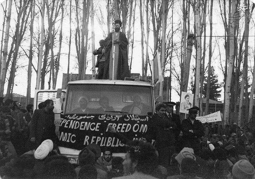 عکس دیده‌نشده از رهبر انقلاب در تظاهرات سال ۵۷