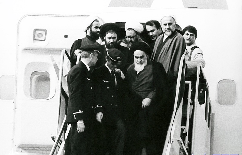 برگزاری مراسم سالگرد ورود امام خمینی(ره) به کشور در ۱۲ فروردین ۱۳۵۷در فرودگاه مهرآباد