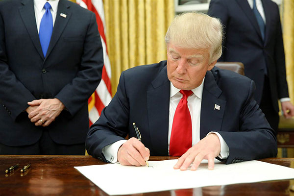 ترامپ صدور روادید برای ایران و ۶ کشور دیگر را تعلیق می‌کند/ دستور احداث دیوار مکزیک صادر شد