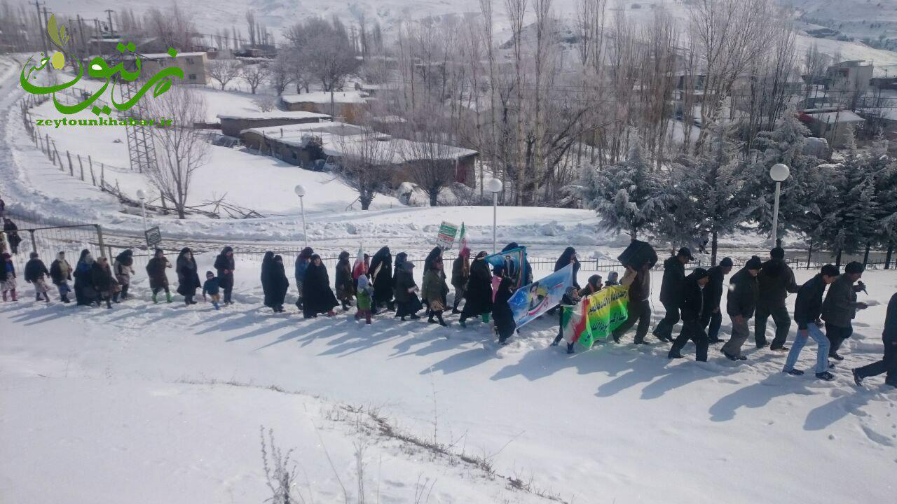عکس جالبی از راهپیمایی مردم روستای کلیشم رودبار