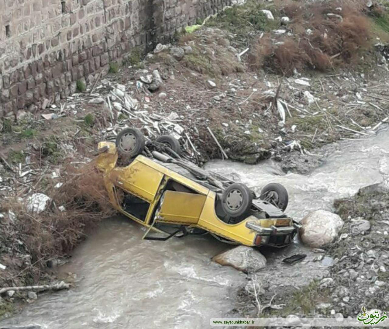 سقوط خودرو تاکسی به رودخانه در رودبار!+ تصاویر