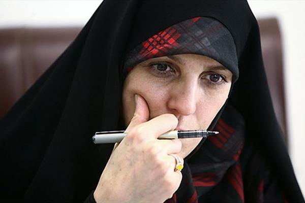 زنی که کمر به قطع ریشه نظام زوجیت و خانواده در ایران بسته +عکس