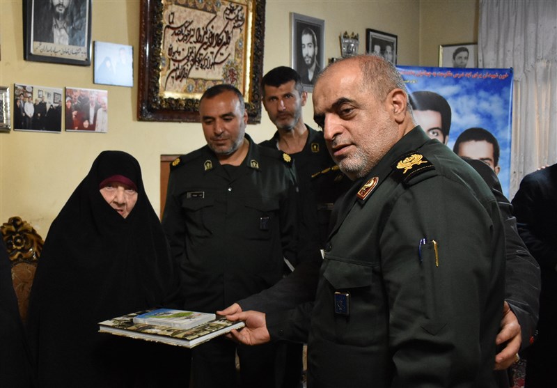 فرمانده سپاه قدس گیلان با مادر شهیدان “نهی قناد” دیدار کرد + تصاویر