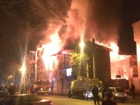 مهار آتش سوزی گسترده منزل مسکونی در کمتر از ۱۵ دقیقه + تصاویر