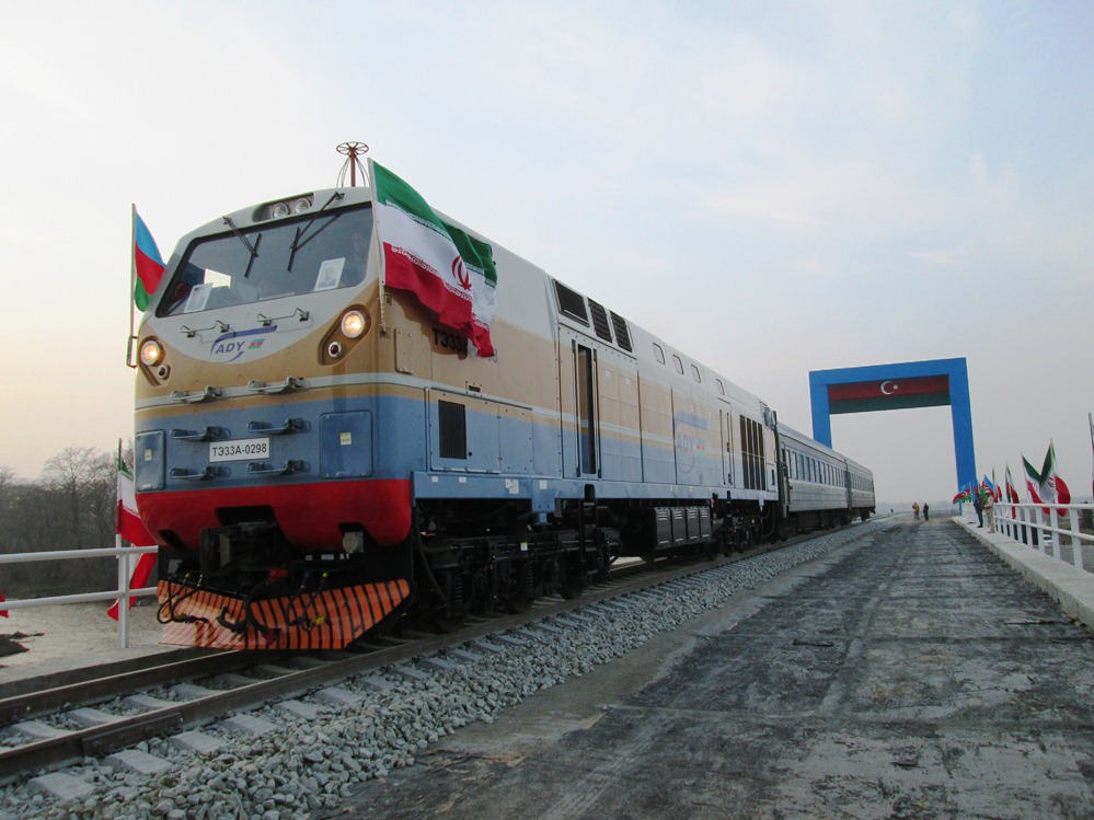 بهره‌برداری آزمایشی از خط آهن آستارا – آستارا با ورود قطار آذربایجان به ایستگاه آستارا در ایران
