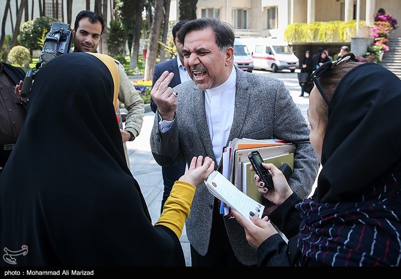 برخورد ناشایست و درگیری لفظی آخوندی با یک خبرنگار خانم + تصاویر
