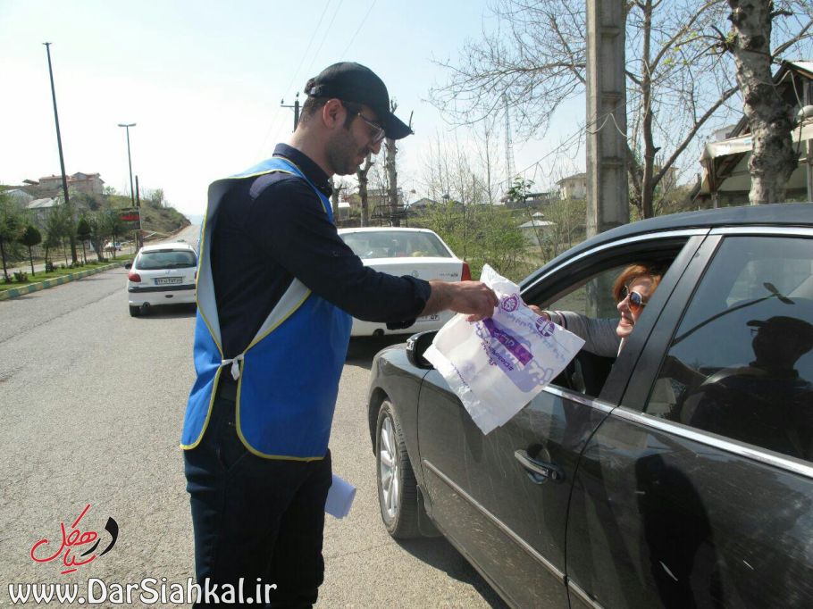 توزیع کیسه های زباله تجزیه پذیر در میان مسافران نوروزی در شهر سیاهکل+گزارش تصویری