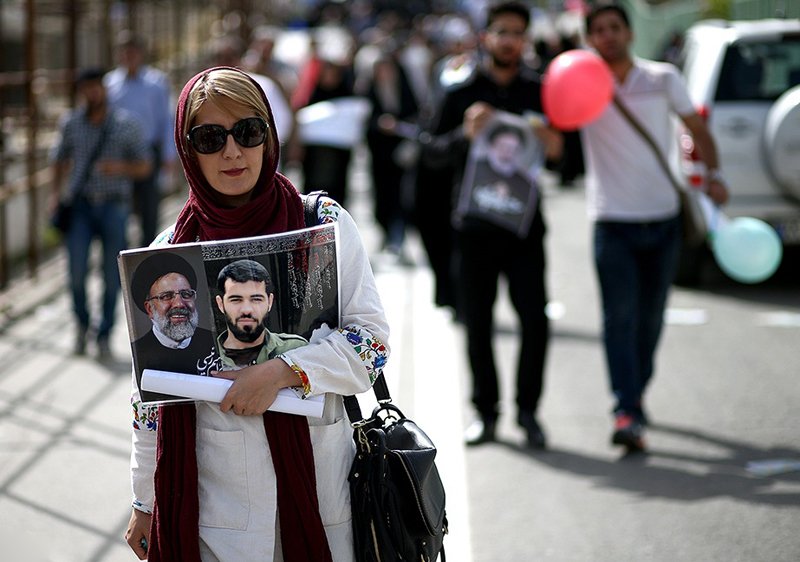 فیلم/ حامیان روحانی در جمع هواداران رئیسی در مصلی تهران!!!