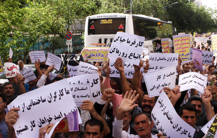 تجمع اعتراضی کارگران کارخانه‌های گیلان مقابل خانه کارگر استان + عکس