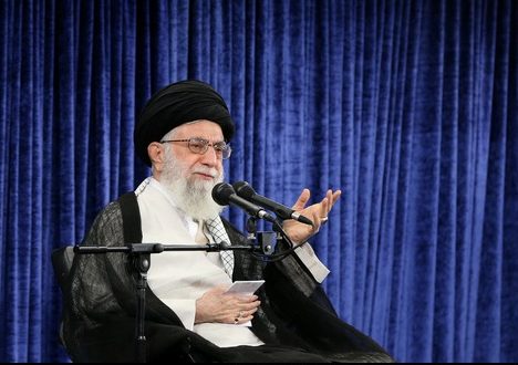 انقلاب اسلامی مردم را از حاشیه به متن آورد/مسئولان با ابتکارات جدید ملت را خوشحال کنند