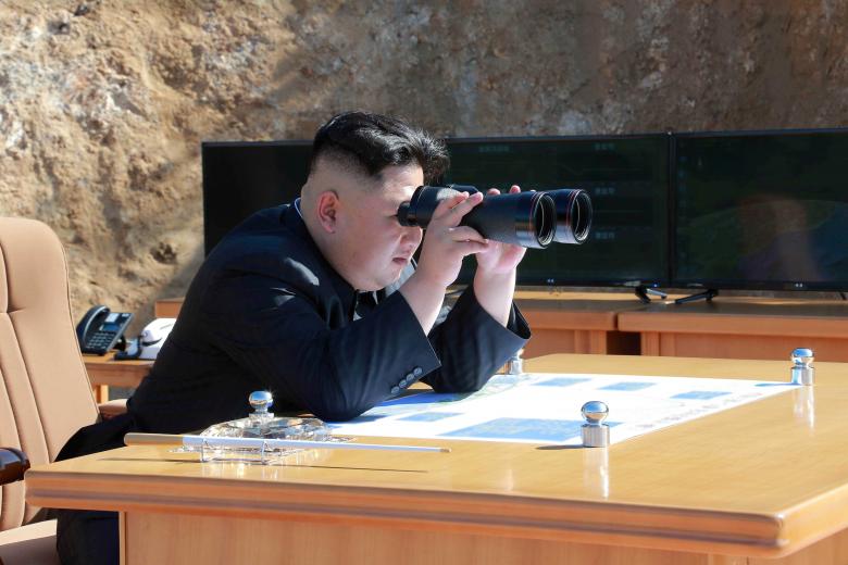 عکس/ ژست رهبر کره شمالی در زمان آزمایش موشک قاره پیما!