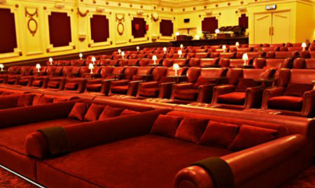 سالن های سینمای گیلان باید به موزه برود!/ افزایش قیمت بلیت سینما بدون ذره ایی پیشرفت در امکانات اولیه!