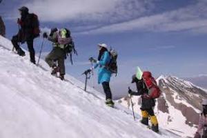 بانوی لنگرودی بر بام قله لنین قرقیزستان