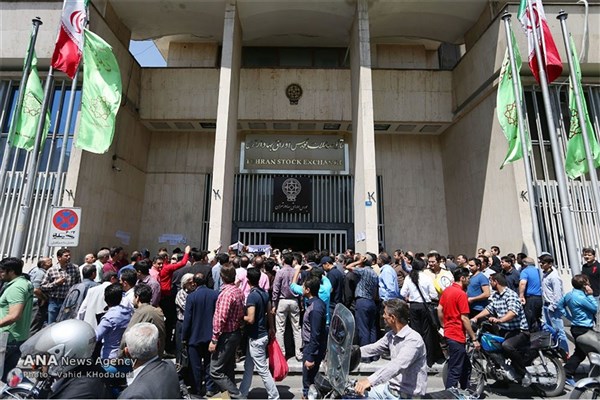 تجمع سهامداران کنتورسازی ایران در مقابل سازمان بورس حافظ / تصاویر