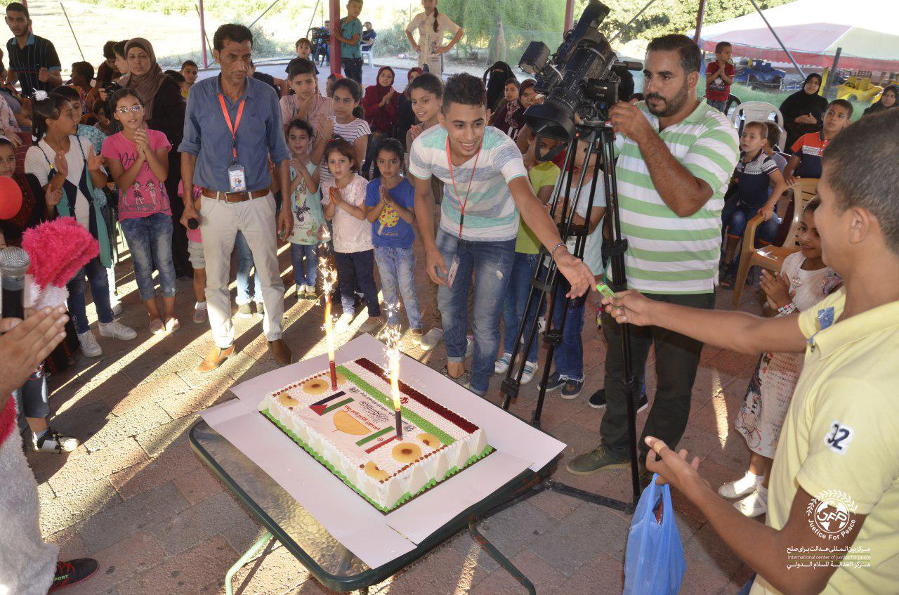 فرزندان شهدای فلسطینی کیک اتحاد ایران و فلسطین را بریدند/ گزارش حرکت آتش به اختیار ایرانی ها در غزه + فیلم و عکس