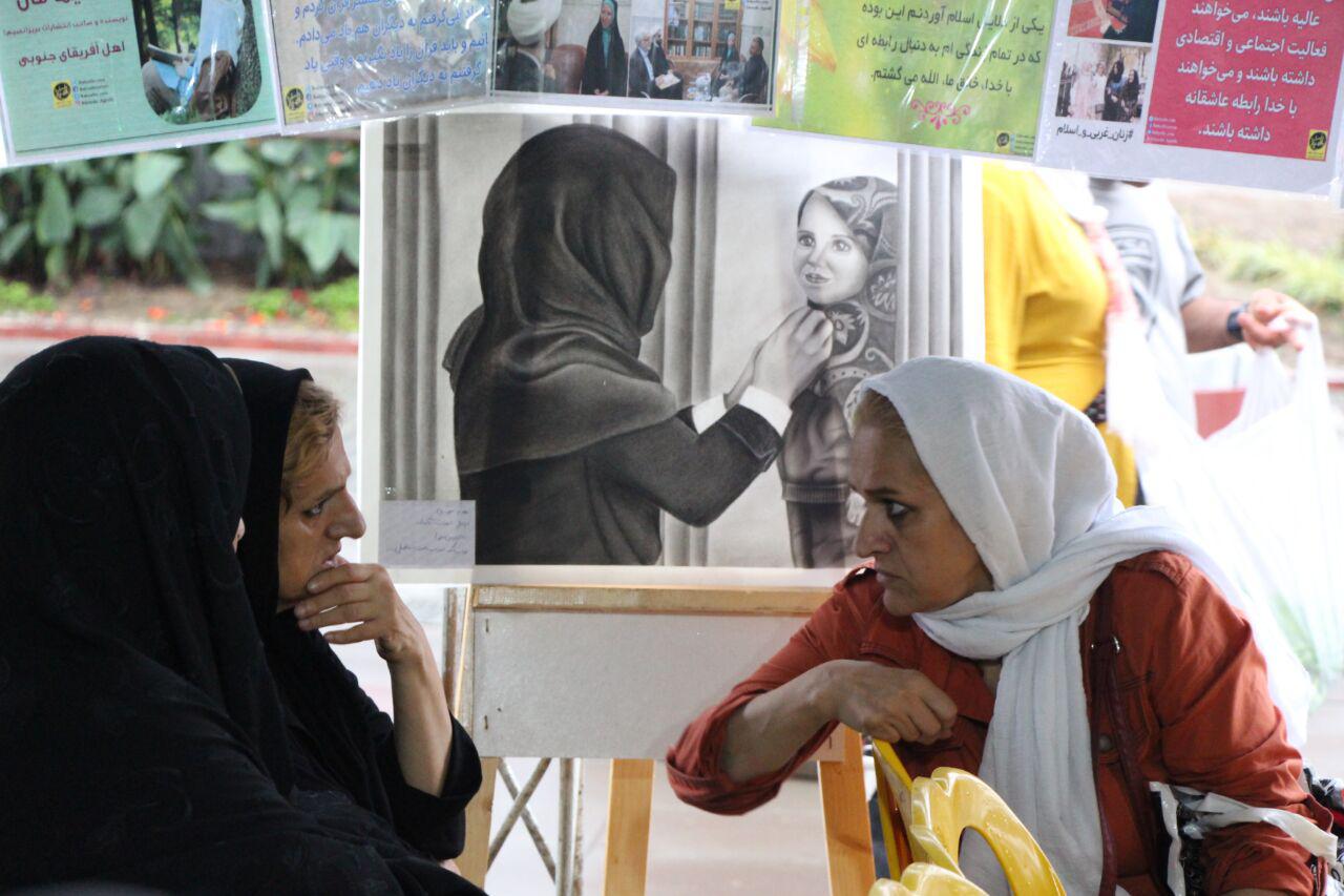 نمایشگاه حجاب و عفاف در پیاده راه فرهنگی رشت برپا شد / تصاویر