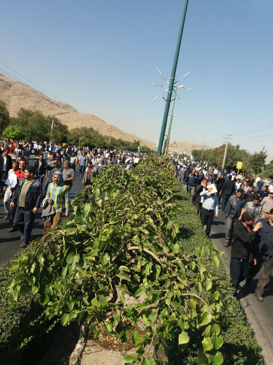 بسته شدن جاده اراک- تهران با تجمع کارگران / عکس