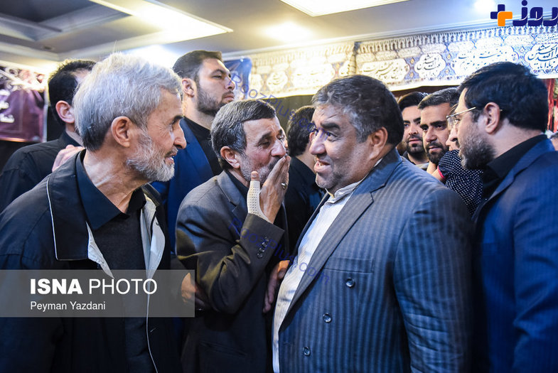 حرکت نامتعارف احمدی‌نژاد در مراسم ترحیم برادرش! /عکس