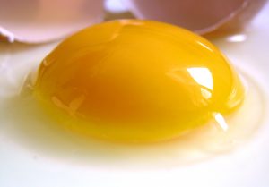 چرا باید تخم مرغ به‌صورت “عسلی” مصرف شود