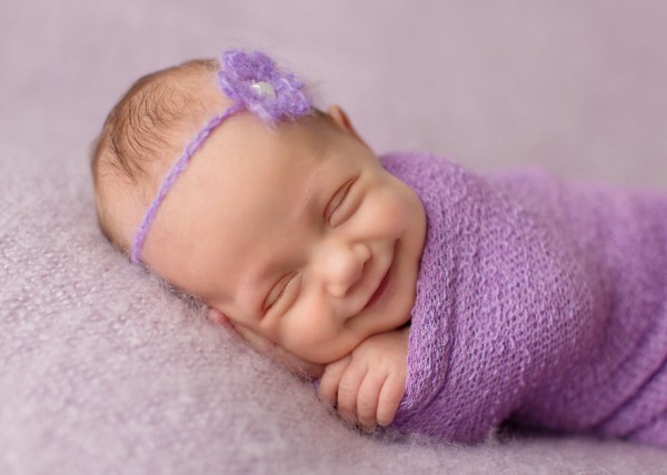 چرا نوزادان هنگام خواب لبخند می زنند؟
