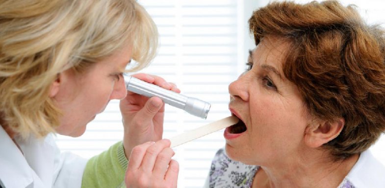 چرا دهان‌مان خشک می‌شود؟/ علائم خشکی دهان چیست؟