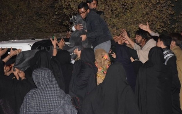 وضعیت نامناسب زائران اربعین در مرز پاکستان/ تلاش بی‌وقفه ایرانی‌ها ‌برای پذیرایی زائران