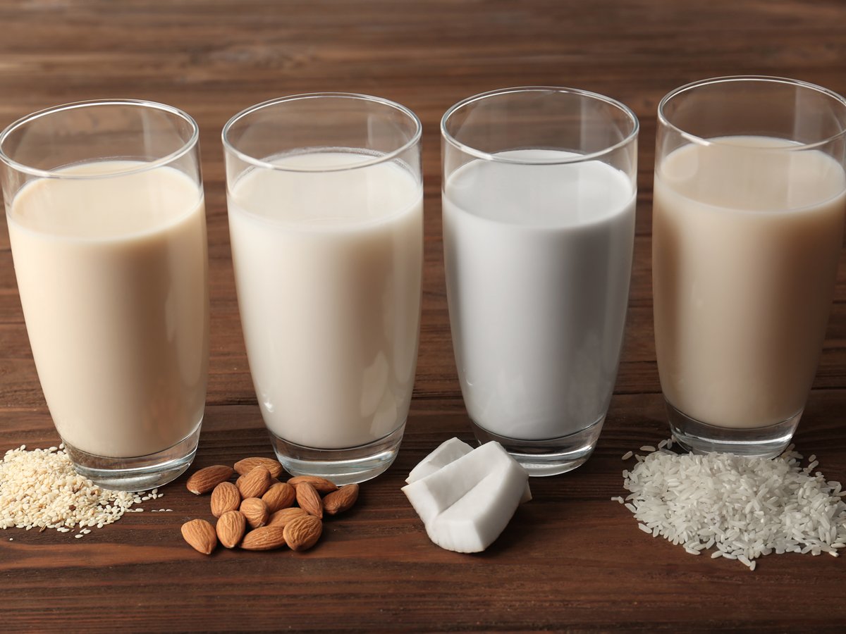 کدامیک از این شیرها پرخاصیت ترند ؟ شیر بادام، شیر گاو، شیر سویا یا شیر نارگیل؟