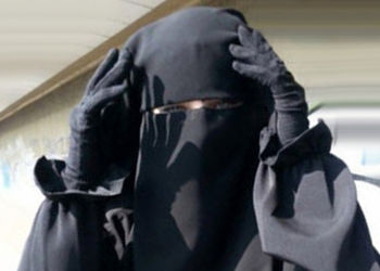 بازگشت عروس داعشی با ۴ فرزند به زادگاهش + عکس