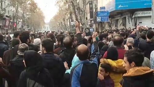 آقای روحانی صدای مردم را از خیابان ها بشنو!/ وحدت ملی و اقدام فوری تنها راه نجات اقتصاد کشور