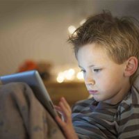 بازی با موبایل قبل از خواب برای کودکان چه عوارضی دارد؟