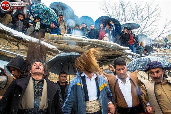 عکس/ یک مراسم عجیب مذهبی در دل کوه های کردستان