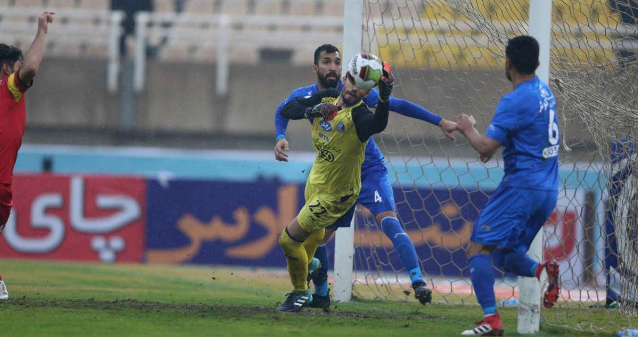 تصویر/ سیو یک دست سید حسین حسینی در بازی فولاد