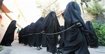 بازگشت برده زن داعش به محل وقوع جنایات تروریست‌ها + عکس