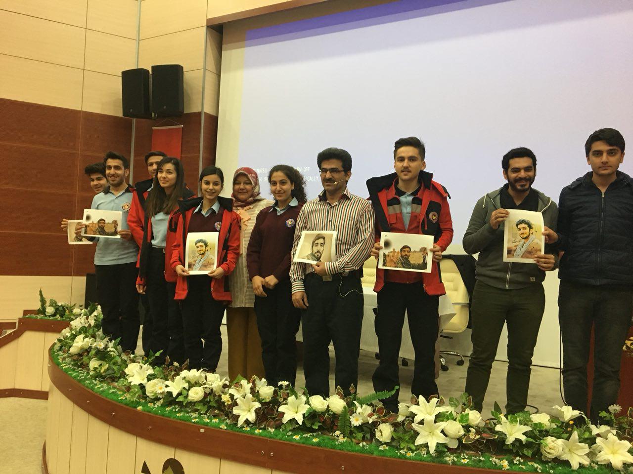 تصویر شهید حججی بر دستان دانشجویان ترکیه‌ای