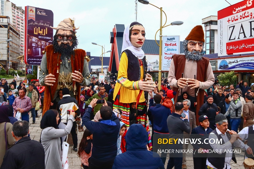 گزارش تصویری/ اجرای نمایش عروسک های غول پیکر در جشنواره نوروزی منطقه آزاد انزلی