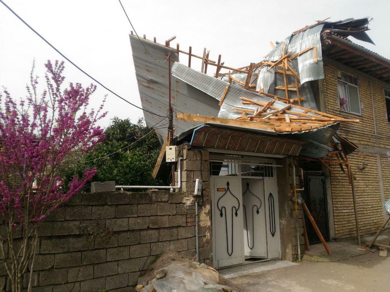 فروریختن سقف منزل مسکونی در اثر وزش تندباد در املش + تصاویر