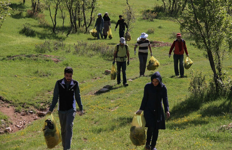 پاکسازی یکی از روستاهای املش از زباله