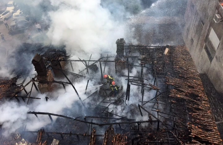 آتش سوزی خانه‌ قدیمی در حاجی آباد رشت