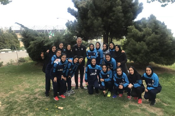 عکس یادگاری کی‌ روش با بازیکنان تیم ملی فوتسال بانوان