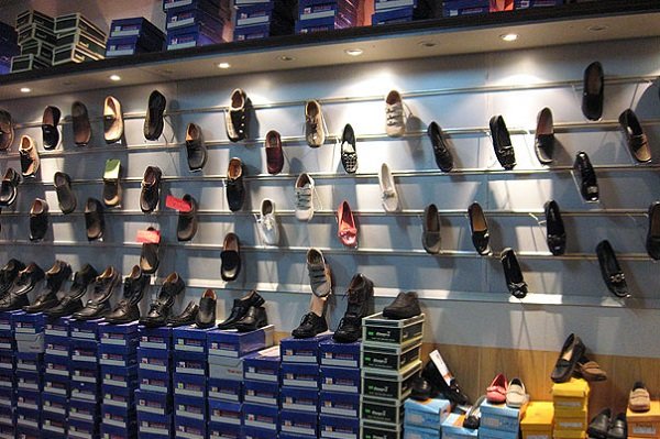 مردم صرفا به دلیل مارک ترک گران نخرند/ اکثر کفش ها در ایران تولید و با مارک ترکیه عرضه می شود