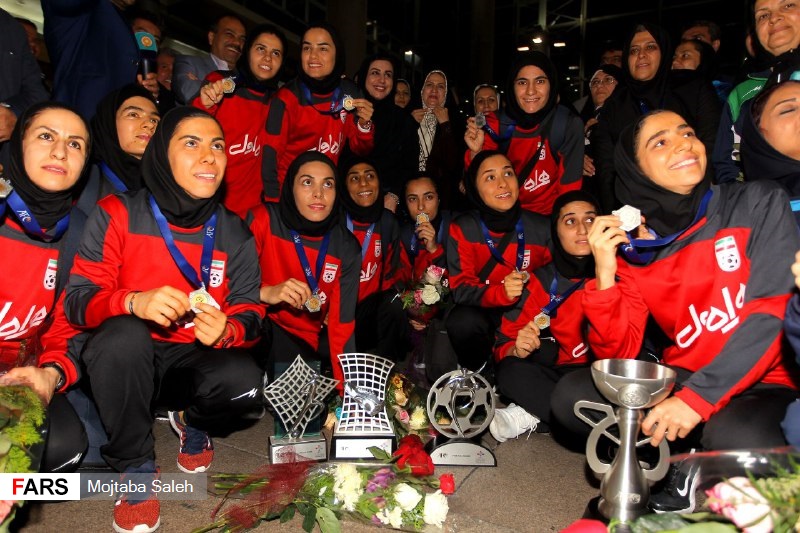 بازگشت تیم ملی فوتسال بانوان به ایران پس از قهرمانی در آسیا+تصاویر