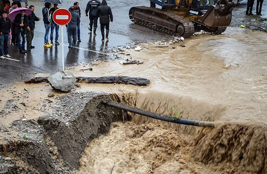 سیلاب راه دسترسی چندین روستا در استان گیلان را مسدود کرد