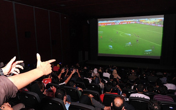 مخالفت یک تهیه‌کننده با نمایش فوتبال در سینما‌/ سالن‌های سینما را انباری کنید!