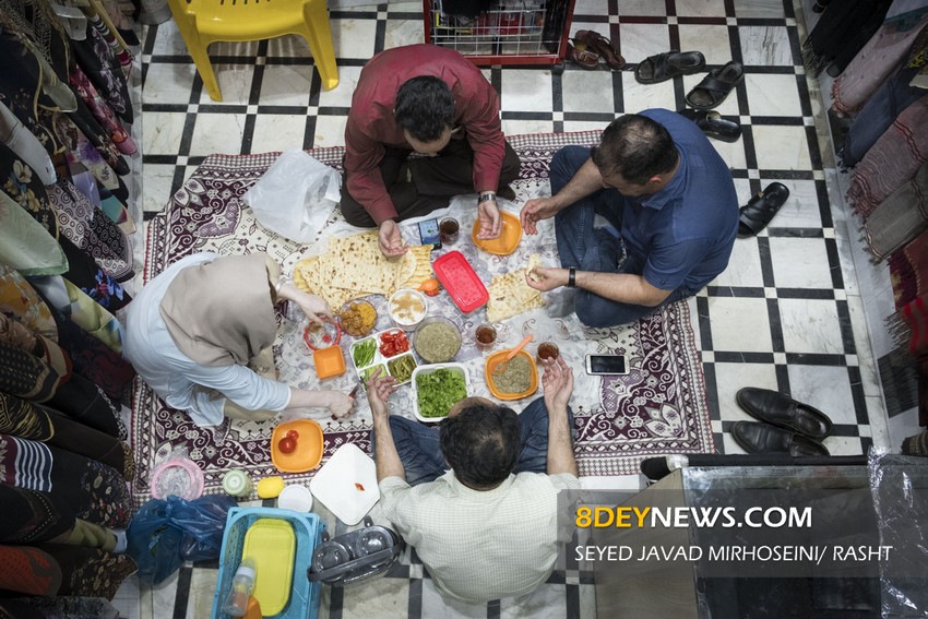 لحظات افطار در بازار رشت به روایت تصویر