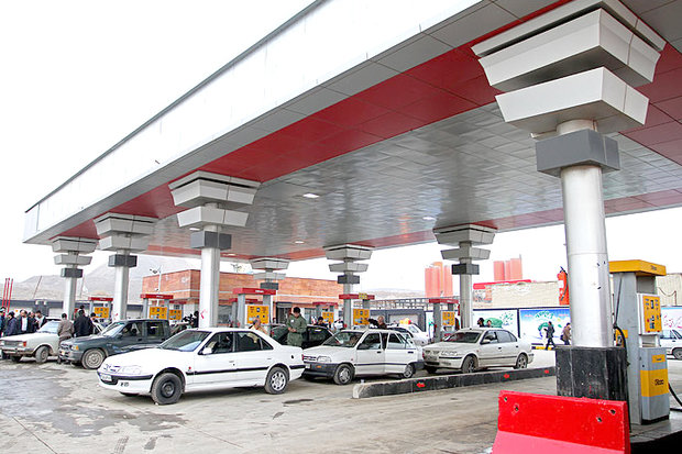 فروش بنزین در گیلان از مرز ۶میلیون لیتر گذشت/ صف های طولانی مردم در پمپ بنزین ها کوتاه شد