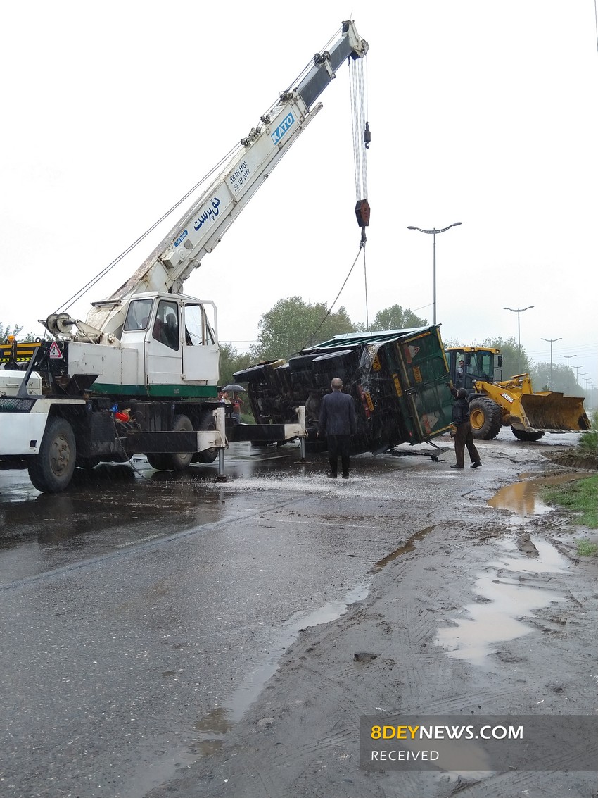بارندگی شدید منجر به واژگونی کامیون در جاده چمخاله شد + تصاویر