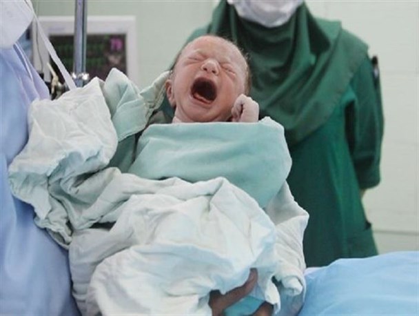 تولد یک نوزاد در سیل گیلان! / عکس