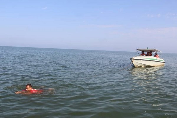کشیدن قایق ۲ تُنی توسط ورزشکار ۵۴ ساله گیلانی
