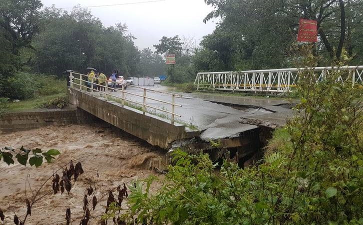دو پل روستایی تخریب و گاز ۳۰۰ مشترک برای ایمنی قطع شد